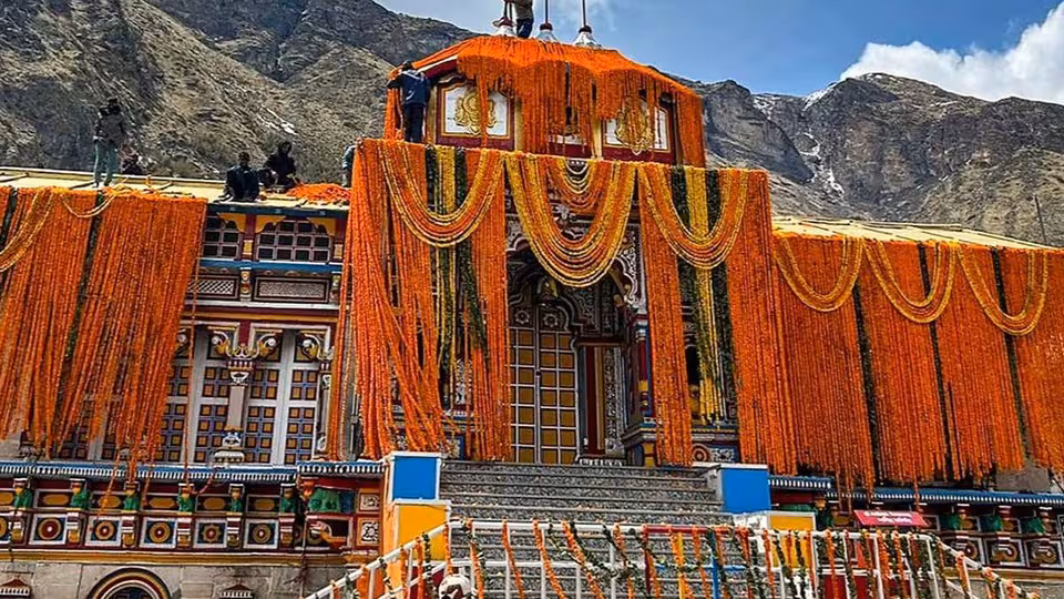 Badrinath Temple begins today, marked by the arrival of the deities through a series of traditional “Panch Poojas.