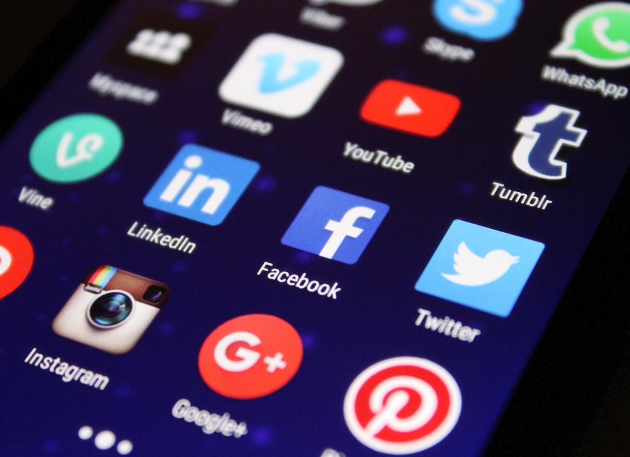 Midnight social media curfew proposed for UK teens aged 16 and 17