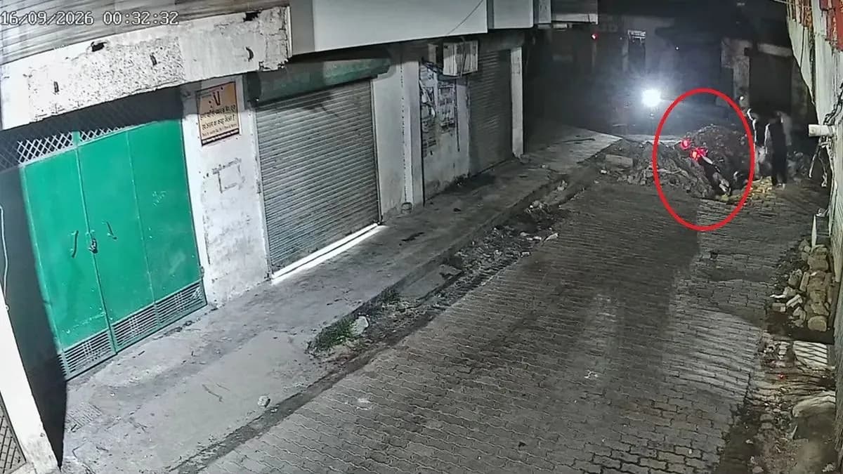 Kanpur: Delivery Rider Falls Into Sewer Pit Left Open for 15 Days in Jajmau — CCTV Captures the Fall